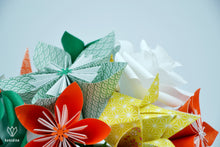 Charger l'image dans la galerie, Bouquet de fleurs vertes, oranges, jaunes et blanches en origami
