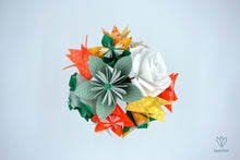 Charger l'image dans la galerie, Bouquet de fleurs vertes, oranges, jaunes et blanches en origami
