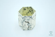 Charger l'image dans la galerie, pot à crayons en papier japonais gris et blanc