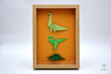 Charger l'image dans la galerie, Cadre avec des dinosaures en papier origami verts sur un fond orange