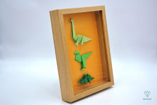 Charger l'image dans la galerie, Cadre avec des dinosaures en papier origami verts sur un fond orange