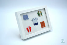 Charger l'image dans la galerie, Cadre avec des vêtements de petit garçon en papier origami