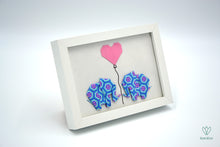 Charger l'image dans la galerie, Duo d'éléphants bleu et rose et cœur rose en papier origami dans un cadre blanc