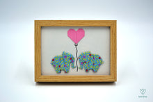 Charger l&#39;image dans la galerie, Duo d&#39;éléphants vert d&#39;eau à fleurs et cœur rose en papier origami dans un cadre couleur bois
