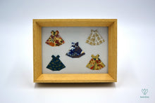 Charger l&#39;image dans la galerie, Cadre avec 5 robes orientales en papier origami
