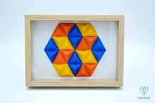 Charger l'image dans la galerie, Cadre en papier origami composé de petites pyramides bleues, jaunes et oranges, formant un hexagone