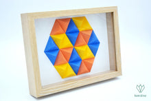 Charger l'image dans la galerie, Cadre en papier origami composé de petites pyramides bleues, jaunes et oranges, formant un hexagone