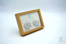 Charger l&#39;image dans la galerie, Duo d&#39;éléphants gris et lune bleue ciel en papier origami dans un cadre couleur bois
