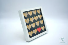 Charger l'image dans la galerie, Cadre avec des cœurs en papier de récupération sur fond noir