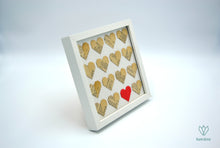 Charger l'image dans la galerie, Cadre avec des cœurs en papier de récupération sur fond blanc
