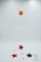 Charger l'image dans la galerie, Guirlande de 5 étoiles en papier origami et de perles en bois