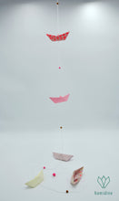 Charger l&#39;image dans la galerie, Guirlande de 5 bateaux roses en papier origami
