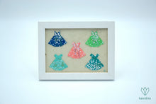 Charger l&#39;image dans la galerie, Cadre avec 5 robes fleuries en papier origami
