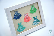 Charger l'image dans la galerie, Cadre avec 5 robes fleuries en papier origami