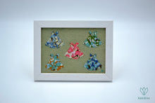 Charger l&#39;image dans la galerie, Cadre avec 5 robes à fleurs en papier origami
