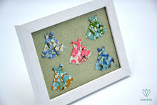 Charger l&#39;image dans la galerie, Cadre avec 5 robes à fleurs en papier origami
