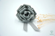 Charger l'image dans la galerie, Boutonnière en papier origami