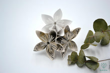 Charger l&#39;image dans la galerie, Boutonnière en papier origami
