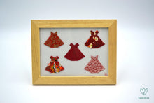 Charger l'image dans la galerie, Cadre avec 5 robes rouges en papier origami