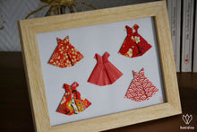 Charger l'image dans la galerie, Cadre avec 5 robes rouges en papier origami