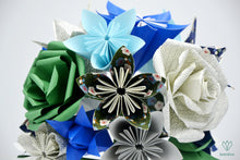 Charger l'image dans la galerie, Bouquet de fleurs bleues, vertes, blanches et argentées en origami