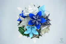 Charger l'image dans la galerie, Bouquet de fleurs bleues, vertes, blanches et argentées en origami