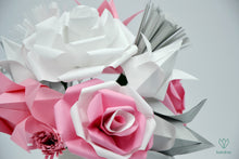 Charger l'image dans la galerie, Bouquet de fleurs blanches, roses et grises en origami
