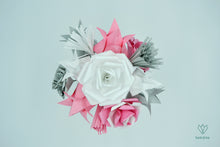 Charger l'image dans la galerie, Bouquet de fleurs blanches, roses et grises en origami