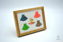 Charger l&#39;image dans la galerie, Cadre avec 5 robes rétros en papier origami

