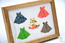 Charger l'image dans la galerie, Cadre avec 5 robes rétros en papier origami