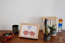 Charger l'image dans la galerie, Duo d'éléphants rouge bordeaux et cœur violet en papier origami dans un cadre couleur bois