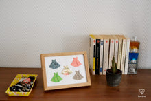 Charger l'image dans la galerie, Cadre avec 5 robes rétros en papier origami