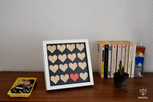 Charger l'image dans la galerie, Cadre avec des cœurs en papier de récupération sur fond noir