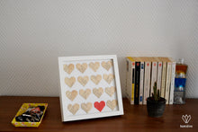Charger l'image dans la galerie, Cadre avec des cœurs en papier de récupération sur fond blanc