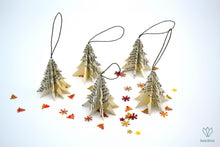 Charger l'image dans la galerie, Sapins de noël en papier recyclé de romans
