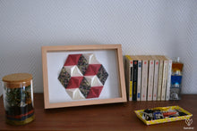 Charger l'image dans la galerie, Cadre en papier origami composé de petites pyramides rouges, blanches et noires, formant un hexagone