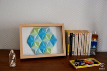 Charger l'image dans la galerie, Cadre en papier origami composé de petites pyramides bleues et vertes, formant un hexagone