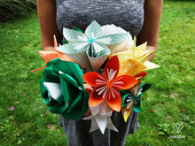 Charger l'image dans la galerie, Bouquet de fleurs vertes, oranges, jaunes et blanches en origami