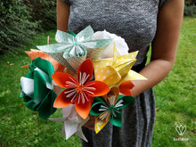 Charger l'image dans la galerie, Bouquet de fleurs vertes, oranges, jaunes et blanches en origami