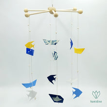 Charger l&#39;image dans la galerie, Mobile bébé composé de 6 bateaux et 6 poissons en origami

