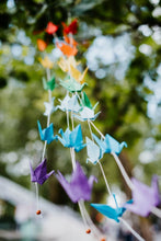 Charger l&#39;image dans la galerie, Guirlande de 7 grues accrochées à un arbre aux couleurs de l&#39;arc-en-ciel en papier origami
