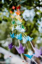 Charger l'image dans la galerie, Guirlande de 7 grues accrochées à un arbre aux couleurs de l'arc-en-ciel en papier origami