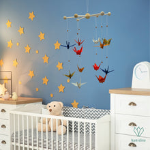Charger l'image dans la galerie, Mobile bébé composé de 12 grues en origami.