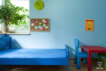 Charger l'image dans la galerie, Cadre avec des dinosaures en papier origami verts sur un fond orange