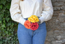 Charger l&#39;image dans la galerie, Femme tenant un petit bouquet de roses aux couleurs de l&#39;automne
