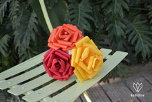 Charger l&#39;image dans la galerie, Bouquet de 3 roses en papier aux couleurs de l&#39;automne posé sur une chaise de jardin
