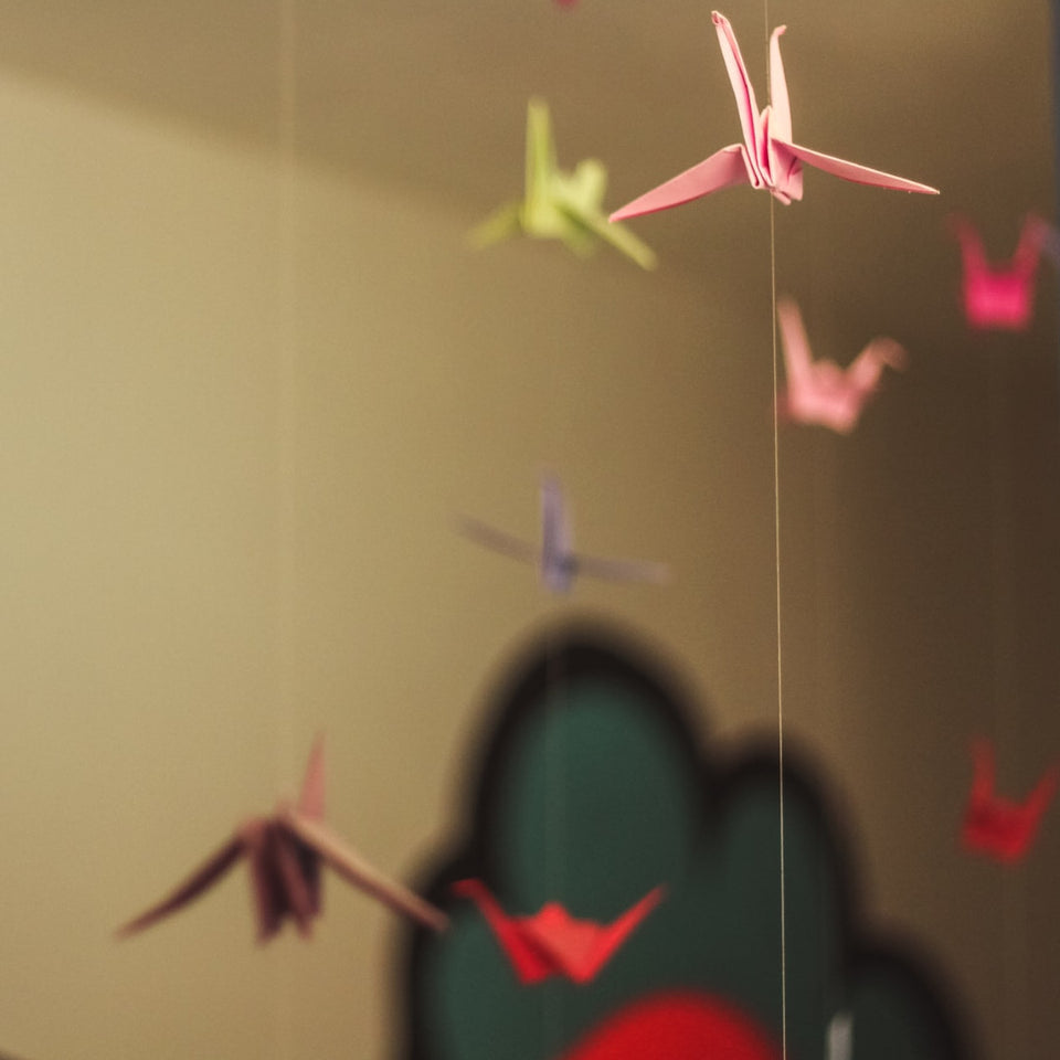 Guirlandes de grues en papier origami aux couleurs diverses
