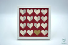 Charger l&#39;image dans la galerie, Cadre avec des cœurs en papier de récupération sur fond rouge bordeaux
