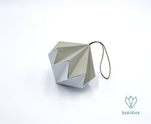 Charger l&#39;image dans la galerie, Boule de Noël blanche et grise en origami en forme de diamant
