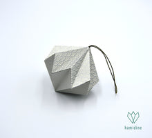 Charger l&#39;image dans la galerie, Boule de Noël grise et argentée en origami en forme de diamant
